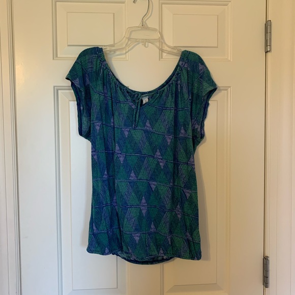 🍁 2/$20❕Soft Cinched Triangle Patterned T-Shirt - Picture 2 of 5